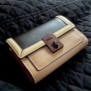 Coach clutch tan black